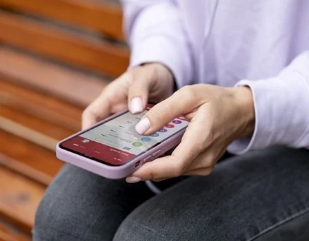 Quer aumentar o brilho da tela do celular? Confira como fazer (Foto: Freepik)