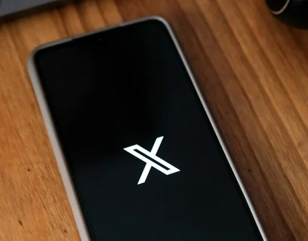 Nova IA do X usa a câmera do seu celular para ver o mundo real